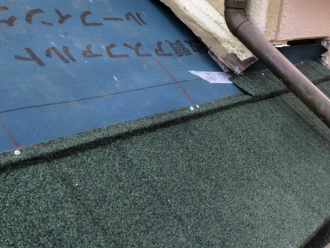 屋根材を設置する様子